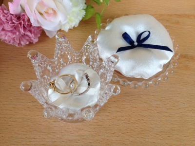 手のひらサイズのリングピロー みわきりん様 福岡県 30 歳 女性 コメント 結婚式の指輪交換の際に 指輪を置いておく リングピローです 主役は セリアで見つけたガラスのキャンドルホルダー この中にサテン生地に綿をつめて リボンとパール