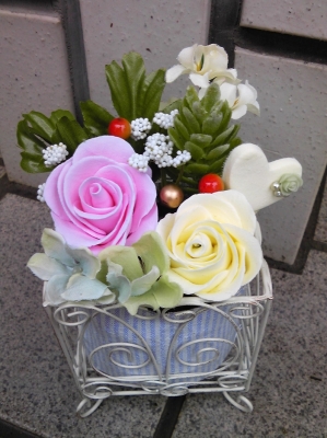 応募作品 フラワーアレンジ マリコ様 36 歳 女性 コメント かごやオアシス ほとんどのものをセリアで購入しました 優しい感じに仕上がりました 作品に使用したseria商品 オアシス かご 造花 クラフト用の木の実 作品に使用したseria商品